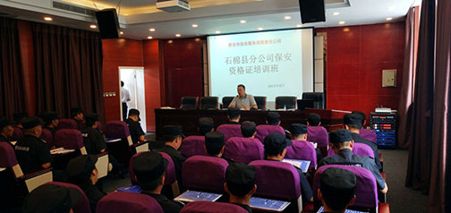 公司总经理曹健对培训保安队员进行授课.jpg
