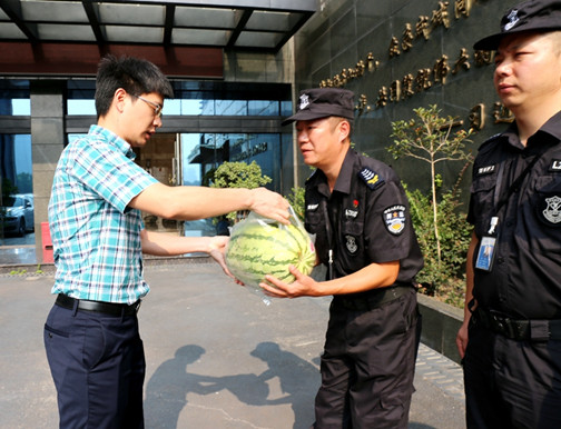 送来西瓜.JPG