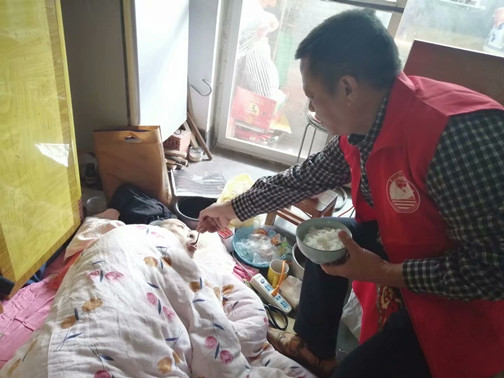 1王少勇义务照顾孤寡老人.jpg 1王少勇义务照顾孤寡老人.jpg