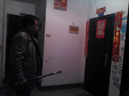 2王少勇将杀人凶手堵在屋里.jpg 2王少勇将杀人凶手堵在屋里.jpg