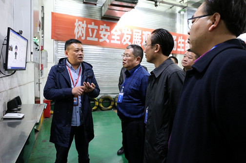听取介绍.jpg
