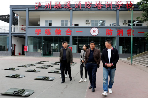 考察学校.jpg