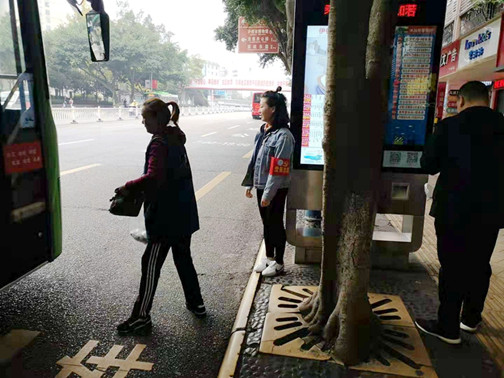 安全引导乘客.jpg