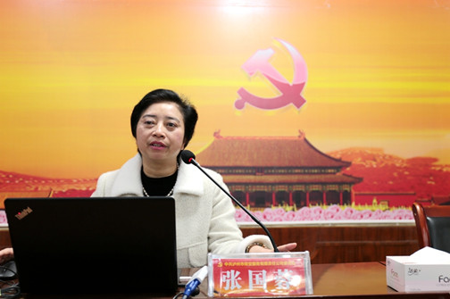 教授台上宣讲.jpg