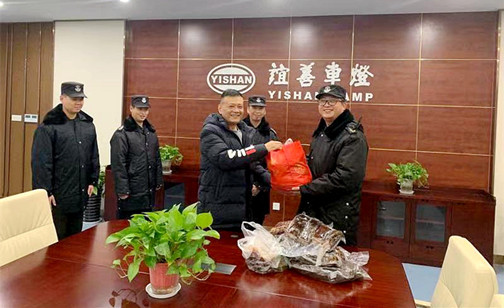 2.吴方毅副总经理向队员发放慰问品.jpg