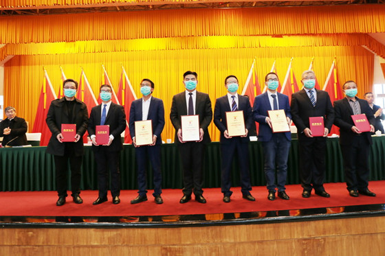 白强(左一)分享荣誉_副本.jpg 白强(左一)分享荣誉_副本.jpg