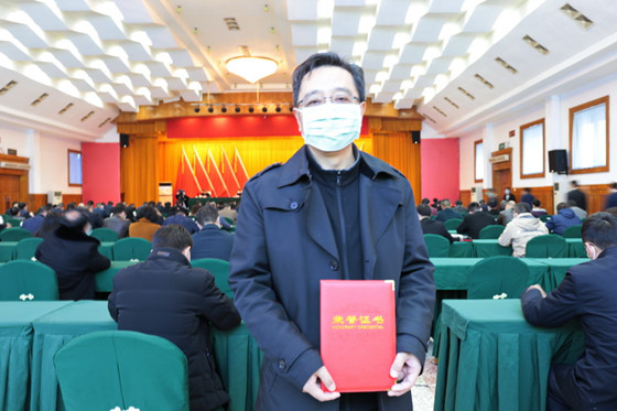 手捧荣誉_副本.jpg 手捧荣誉_副本.jpg