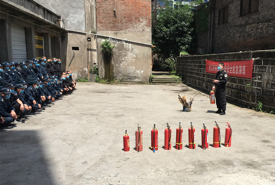 消防培训员进行消防常规安全知识讲解1.jpg 消防培训员进行消防常规安全知识讲解1.jpg