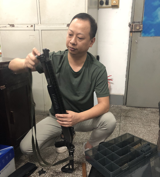 正在义务修理押运防爆枪.jpg 正在义务修理押运防爆枪.jpg
