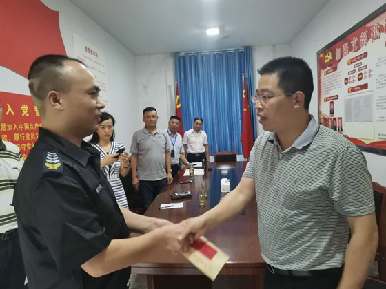 慰问王成.jpg 慰问王成.jpg