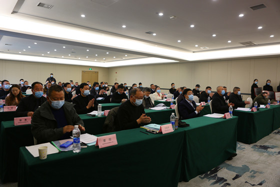 与会代表鼓掌祝贺获奖公司_副本.jpg 与会代表鼓掌祝贺获奖公司_副本.jpg